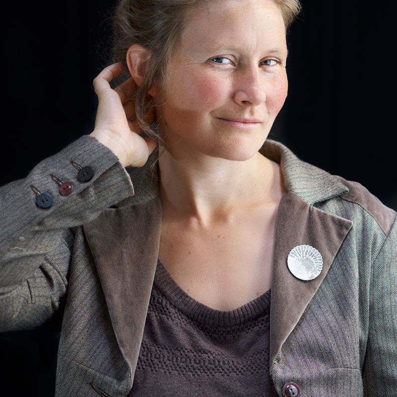 broche-cosmos-blanche2 bijoux avec crins de cheval personnalisé